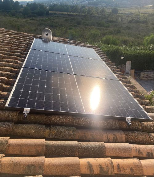 instalación de paneles solares en Benissa sobre tejado inclinado