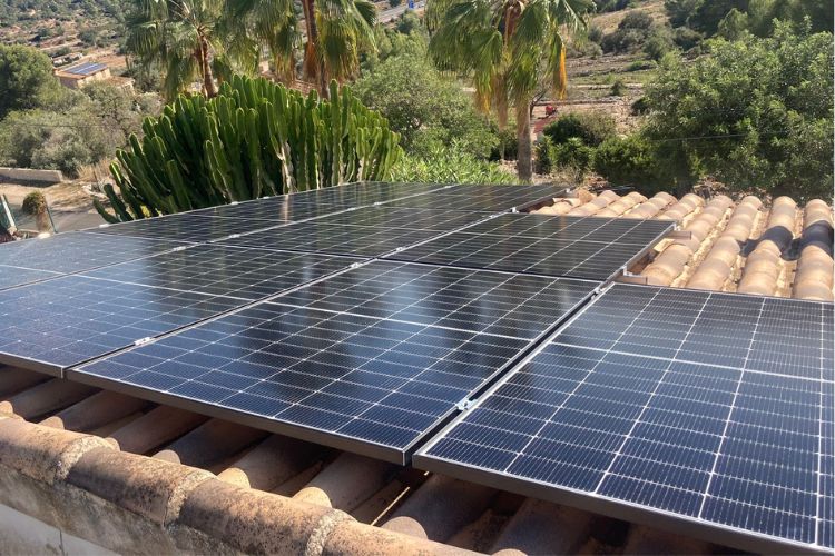 instalación fotovoltaica con paneles solares en Polop