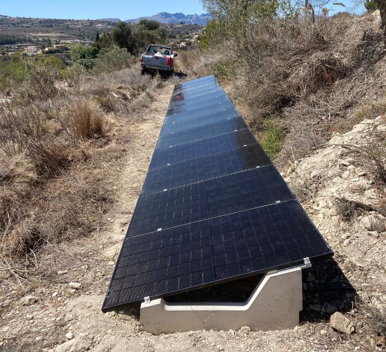 instalar paneles solares sobre bloques de hormigón en Teulada