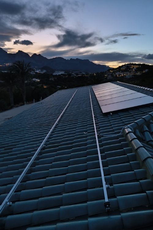 como se fijan los paneles solares a las tejas en Moraira