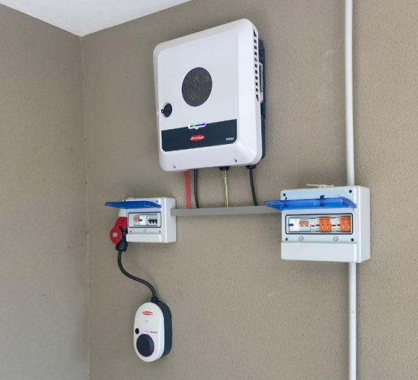 integración de una instalación fotovoltaica con un cargador de vehículo eléctrico en Moraira