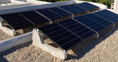 instalación de paneles solares sobre bloques de hormigón en tejado plano