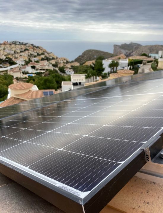 paneles solares en instalación fotovoltaica en cumbre del sol